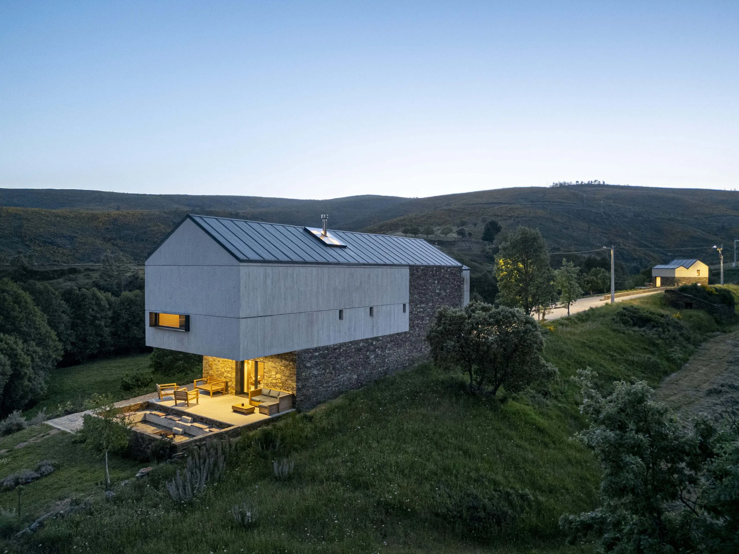 Casa contemporânea DRK integrada na paisagem